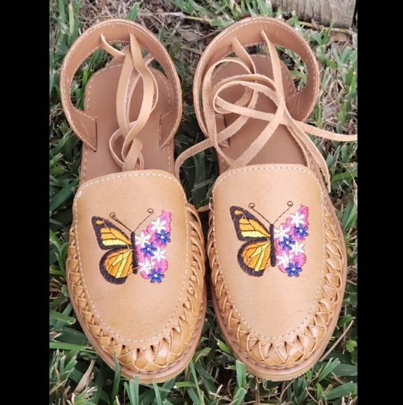 Butterfly/Flower sandals - Picture 3 of 3
